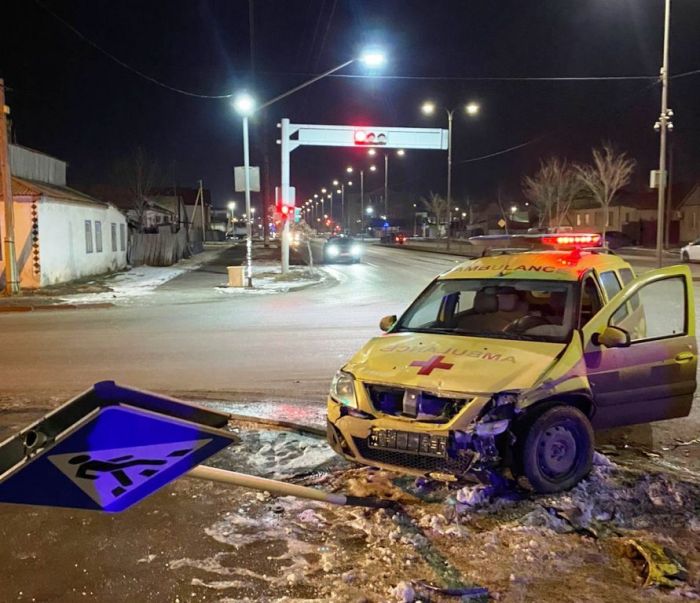 Атырауда Toyota Camry мен «жедел жәрдем" көлігі соқтығысып қалды