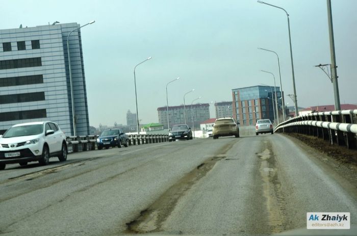 Жилгородок көпіріне жаңа асфальт төселеді