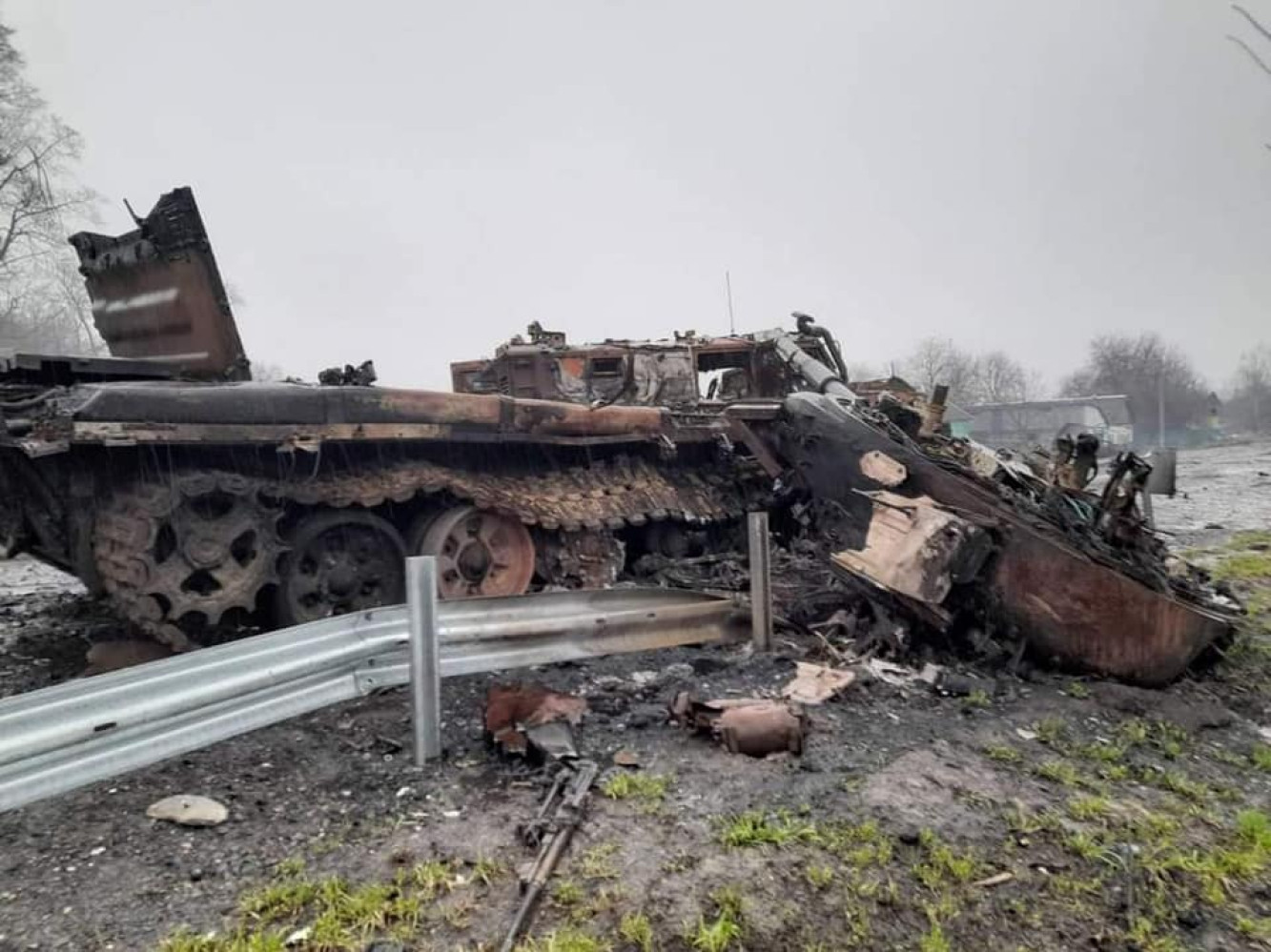 Подбитый российский танк в Украине