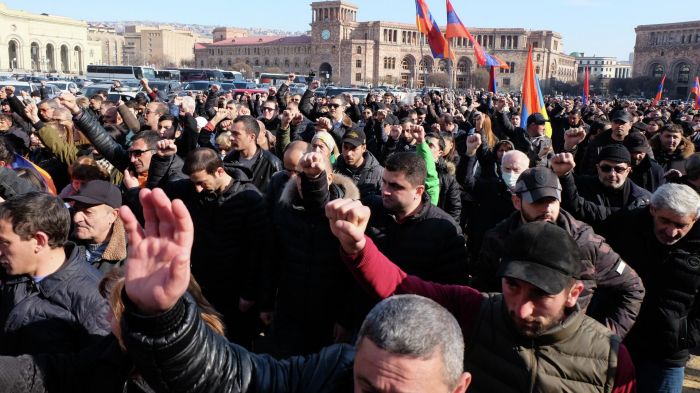 ​Арменияда оппозиция жаппай шеруге шықты  