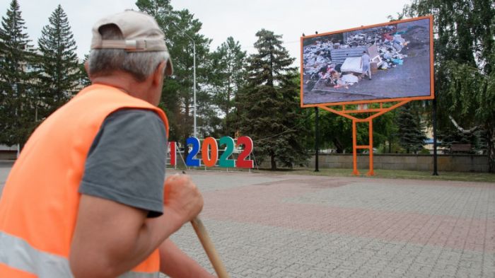 Рудныйдағы орталық экранда көшеде қоқыс тастағандар көрсетіледі