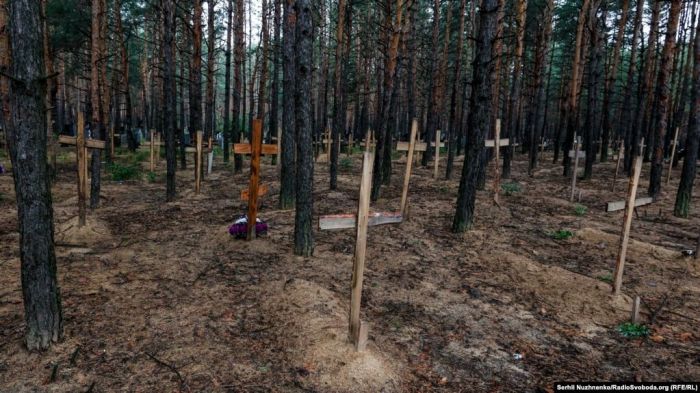 Ресей әскерінен азат етілген Изюм қаласынан 440 адамның мәйіті табылды