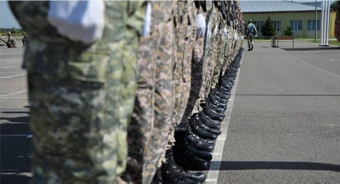 «Жел шығарғаны үшін орындықпен ұрған»: Ақтөбеге әскерге кеткен 18 жастағы сарбаз басынан қатты соққы алған