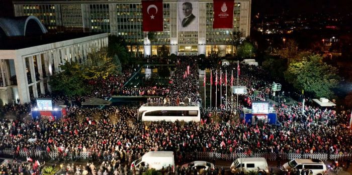 Стамбулда мыңдаған адам қала мэріне шыққан үкімге наразылық білдіріп, көшеге шықты 