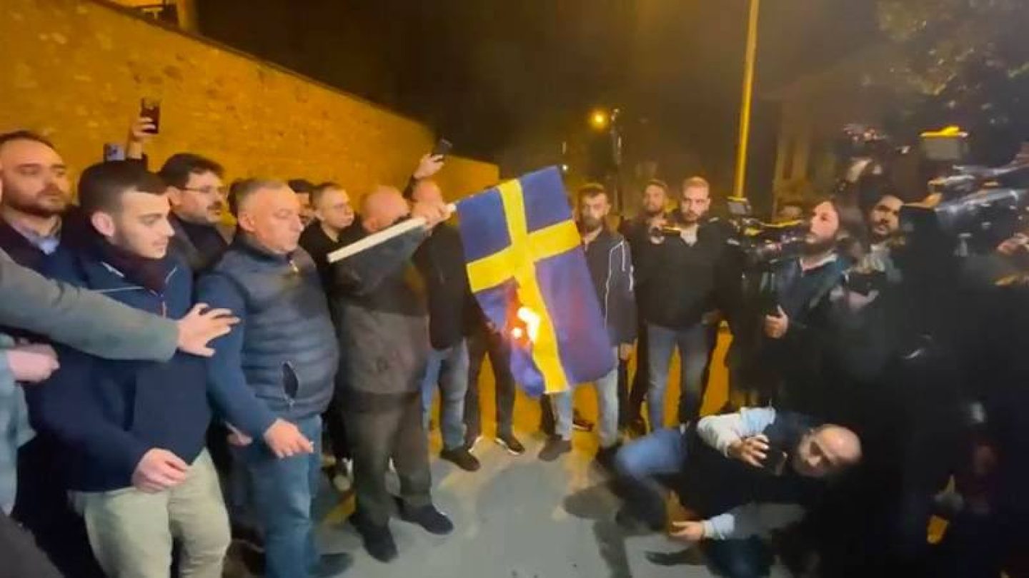 Швеция против турции. Протесты в Турции у посольства Швеции. Исламисты в Швеции.