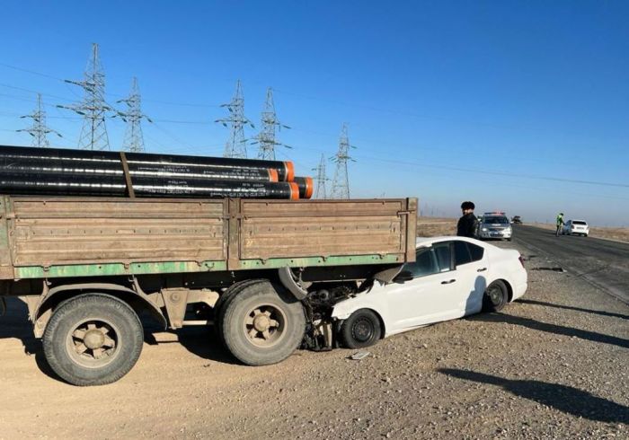 Ақтөбе-Астрахань тас жолында КамАЗ «Шкодамен» соқтығысты: бір жолаушы қаза тапты