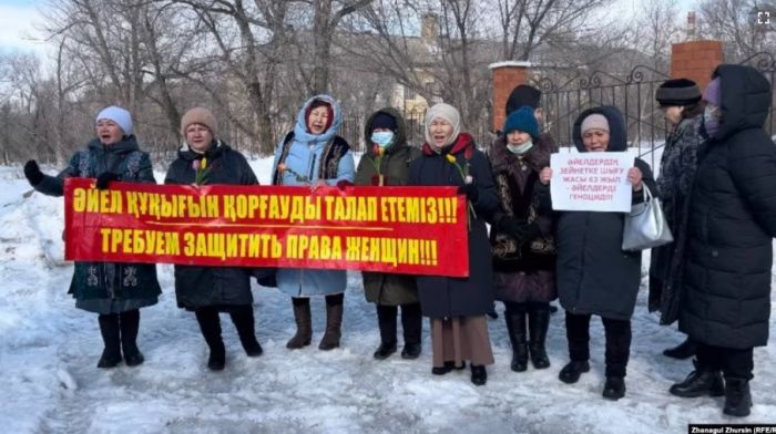 Ақтөбе мен Алматыда әйелдің зейнет жасын төмендетуді талап еткен митинг өтті