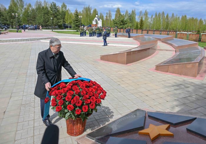 Тоқаев қазақстандық жауынгерлерге арналған мемориалдық кешенге гүл шоғын қойды