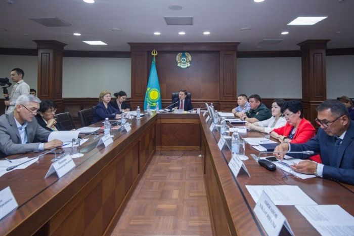 Балалар жазда қайда демалады және «қиын» жасөспірімдермен не істеу керек – облыстық әкімдіктегі отырыста талқыланды 