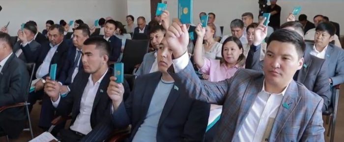 Қоқыс жыры: Атырау депутаттары сайлаушылардың ашуына тиді