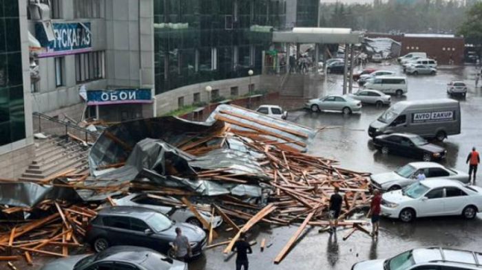 Павлодарда сауда үйінің шатыры қирады