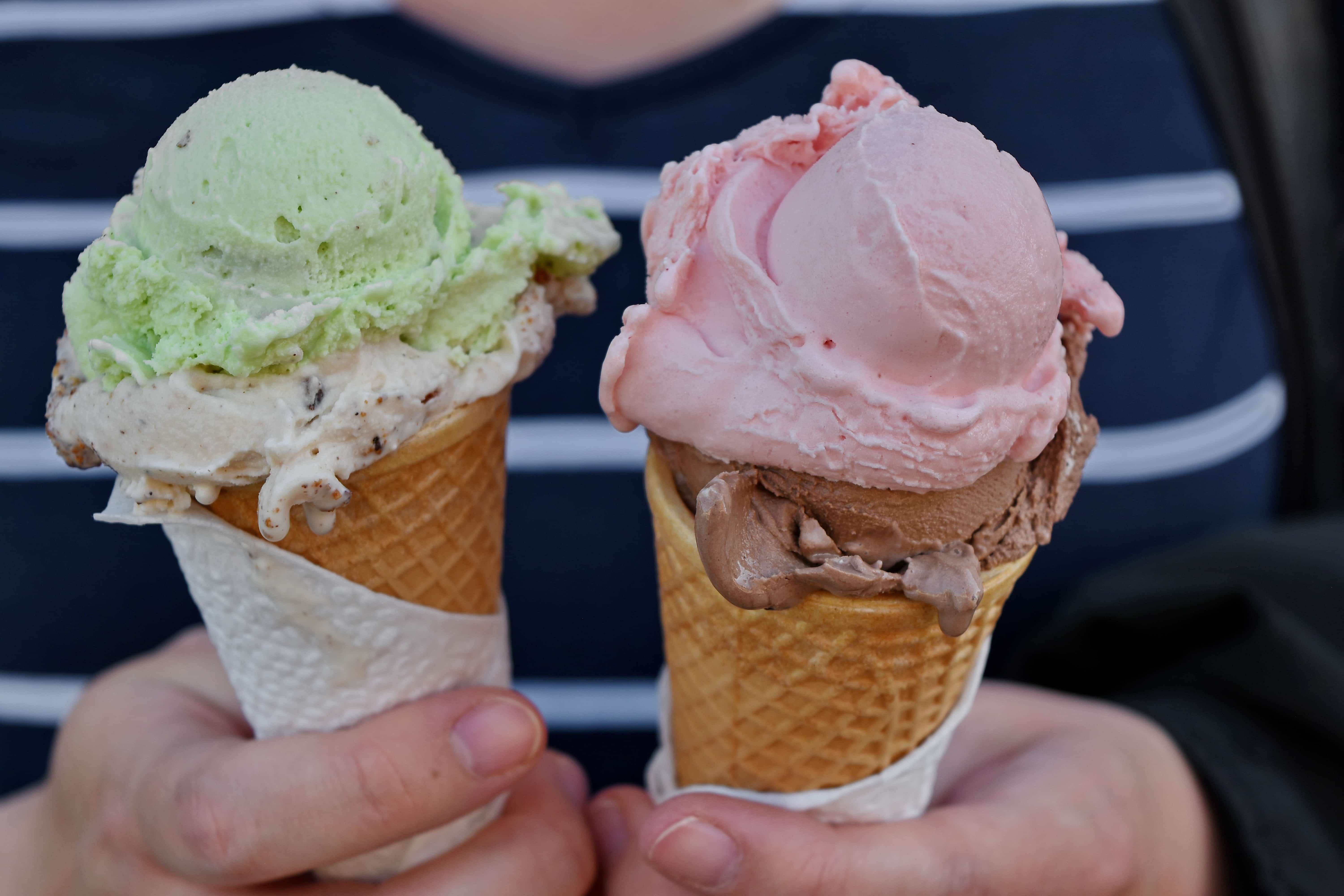 Вкусно ест мороженое. Мороженое. Красивое мороженое. Мороженое в вафельном стаканчике. Красивое мороженое в стаканчике.