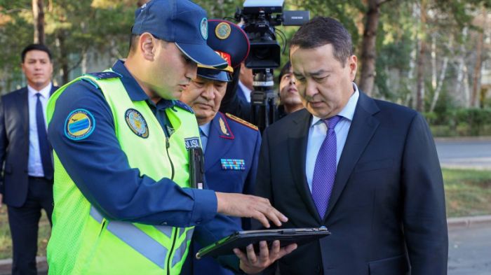 Премьер-министрге қазақстандық полицейлердің жаңа видеожетондары көрсетілді