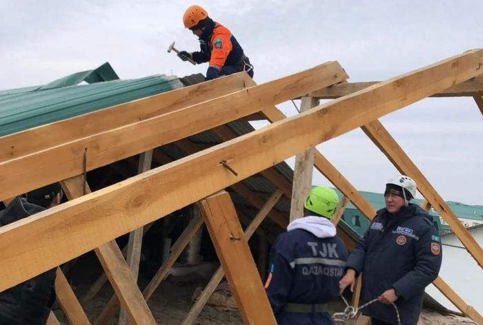 Атыраудағы екпінді желдің салдары