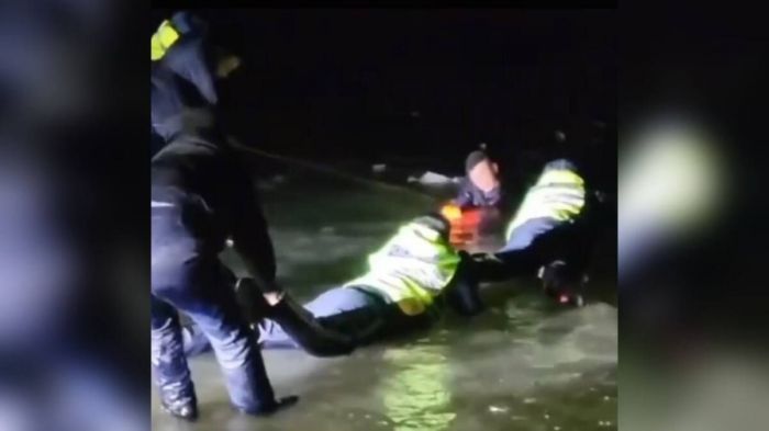 Мұз ойылып, екі адам суға түсіп кетті: оларды Атырау облысының полиция қызметкерлері құтқарды​