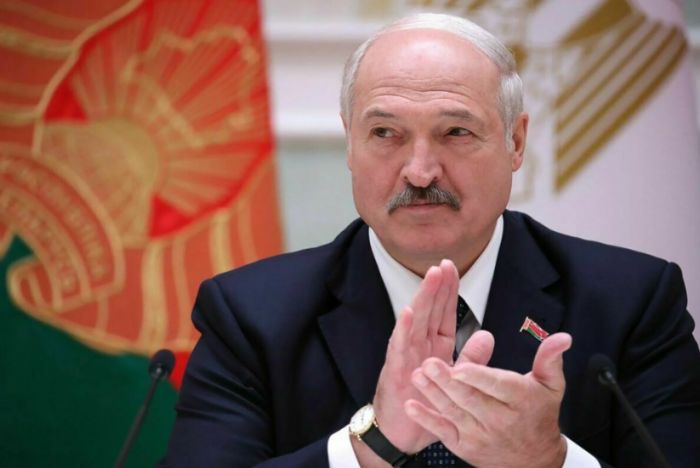 Лукашенко өзіне өмір бойы көп артықшылық беретін заңға қол қойды