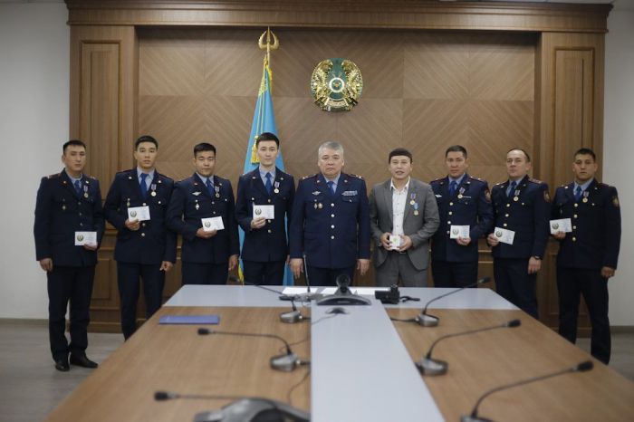 Шарон өзеніне батқан әйелді құтқарған полицейлер мен азамат марапатталды