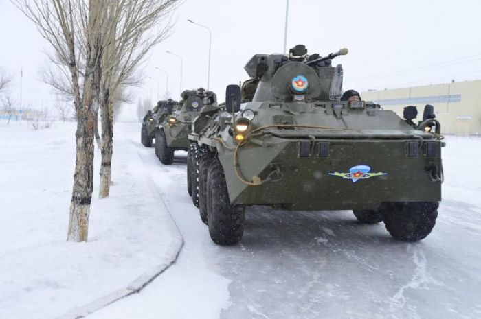 ​Ақмола гарнизоны әскери​лері жауынгерлік техникамен марш жасайды​