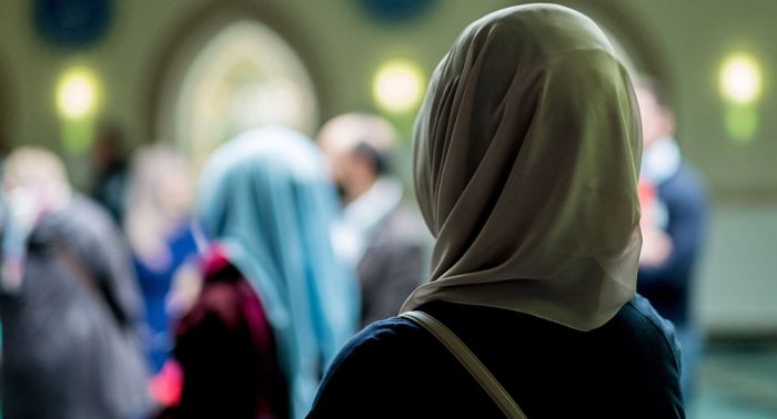 Директор хиджабты шешуін талап еткен: Франция үкіметі мұсылман оқушыны сотқа бермек