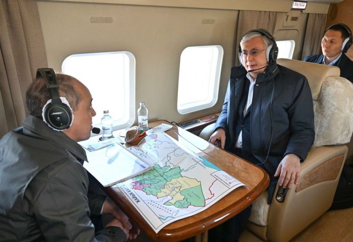 ​Президент Батыс Қазақстан облысының су басқан аумақтарын тікұшақпен аралады