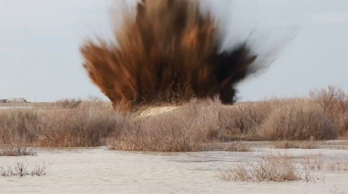 Ұлы Жем өзені арнасын бұру үшін жасанды бөгеттерді жару жұмыстары басталды