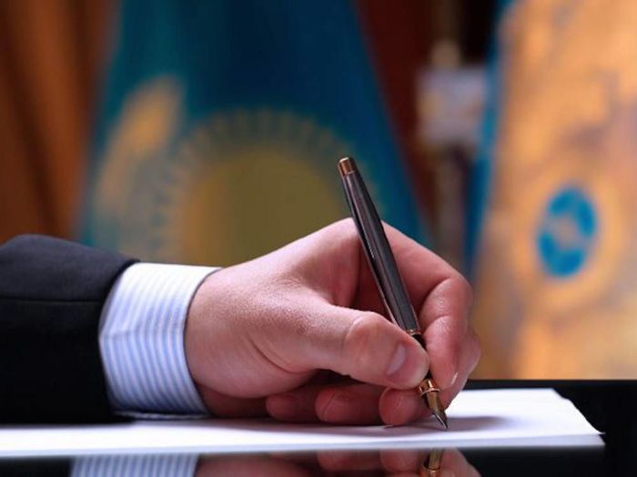 Президент қазақстандықтар қызу талқылаған заңға қол қойды