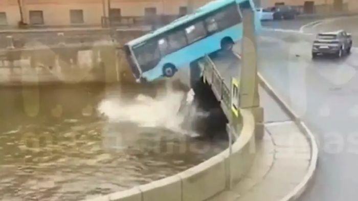 Санкт-Петербургтегі өзенге құлаған автобус: жолаушыларды құтқарған қазақстандық марапатталды