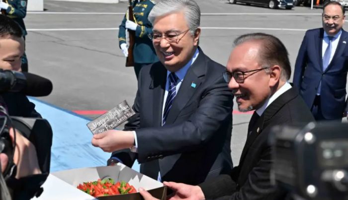 Малайзия премьер-министрі Тоқаевқа тосын сый жасады