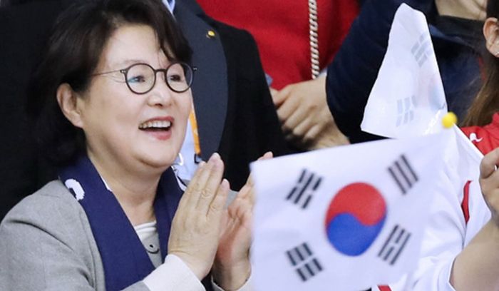 Кореяның экс-президентінің әйелі ақша жымқырды деген айыпқа ілікті