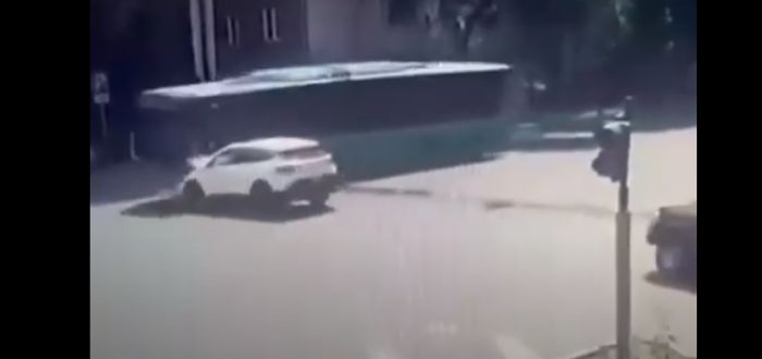 Алматыда автобус пен жеңіл көлік соқтығысқан сәттің видеосы тарады