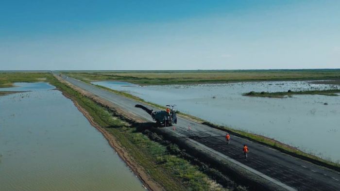 Өр суынан  бүлінген «Атырау - Индер» тас жолы жөнделуде 