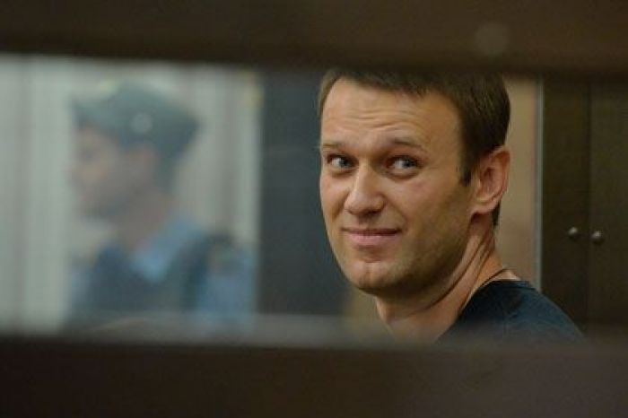 Навальный мен Офицеров бостандыққа шықты