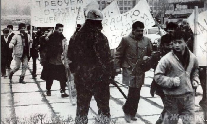 «Әлі күнге дейін шашынан сүйреген қазақ қызының бейнесі кетпейді»: Гурьев тұрғыны Желтоқсан оқиғасы туралы