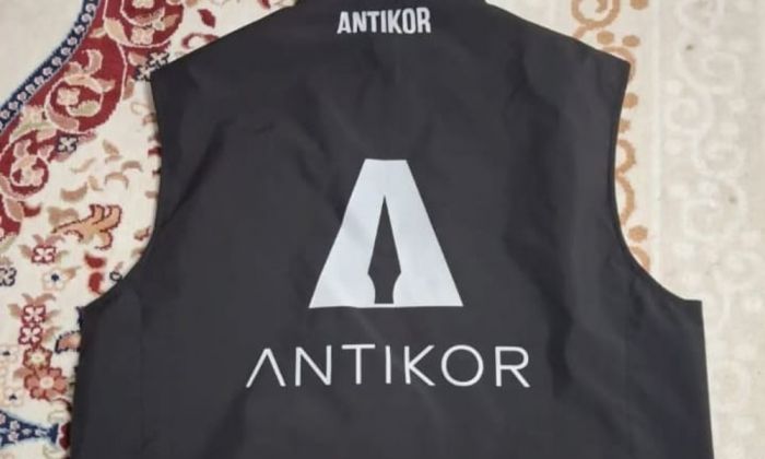 Атырау маркетплейстерінде Антикор логотипі бар киімдер пайда болды