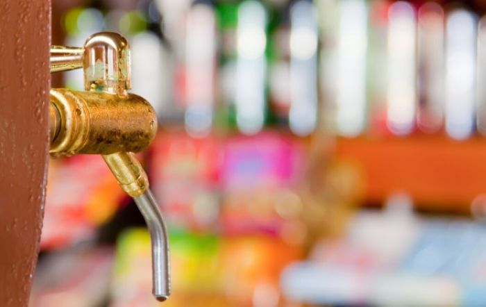 Заң бұзушылық үшін айыппұл: Ақтауда лицензиясы тоқтатылған кәсіпкер алкоголь сатуды жалғастырған 