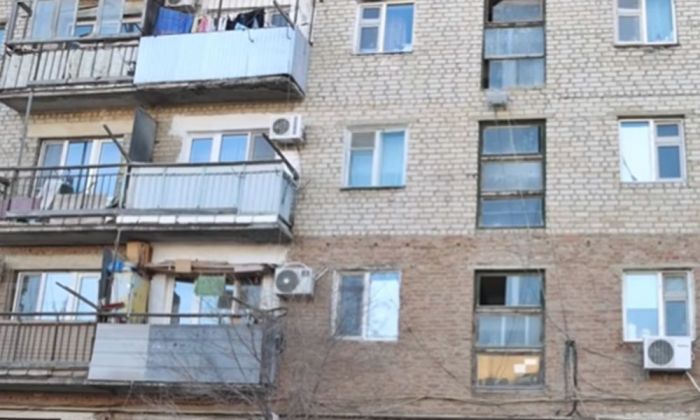 ​Атырауда апатты үйдің​ тұрғындары шұғыл көшіруді талап етуде