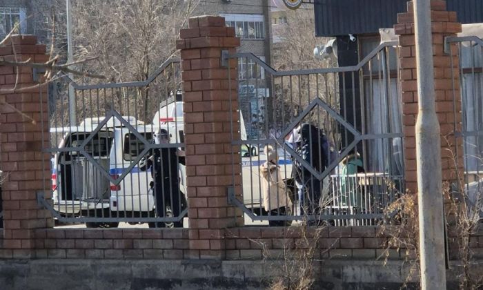 Авангард ықшамауданындағы №3 мектеп-гимназияны полиция қоршап тұр