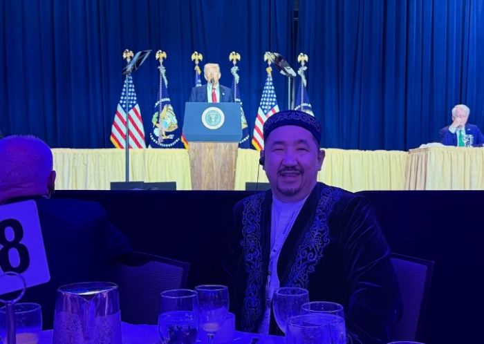 "Трамптың алдында отырдым": Нұрлан имам АҚШ-та өткен қайырымдылық таңғы асына қатысты