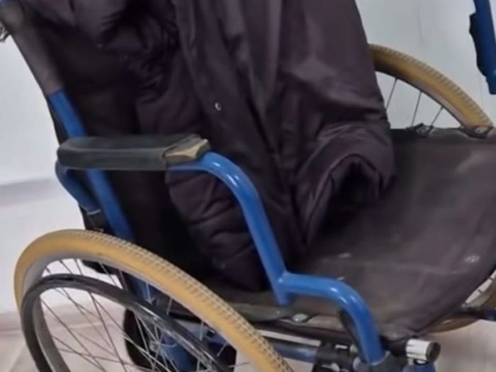 «Мынау масқара ғой!»: Доссор ауруханасындағы қирап жатқан мүгедектер арбасы науқастардың ашуын келтірді