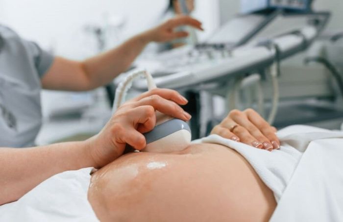 Атырауда жүкті әйелге ота жасалып, ісік алынды