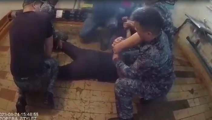 ​Атбасар абақтысындағы азаптау ісі: сот түрме қызметкерлерін ақтады