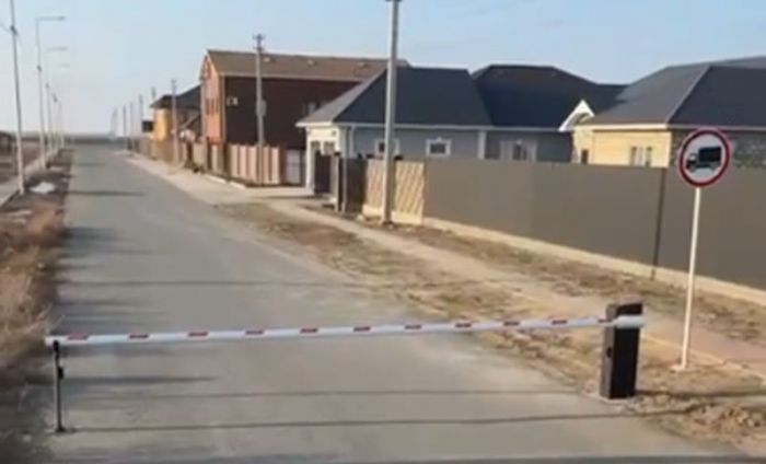 ​Нұрсаяда коттедж тұрғындары шлагбаум орнатқаны үшін ескерту алды