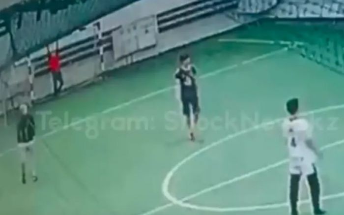 ​Астанада ер адам футбол қақпасының астында қалып, мерт болды