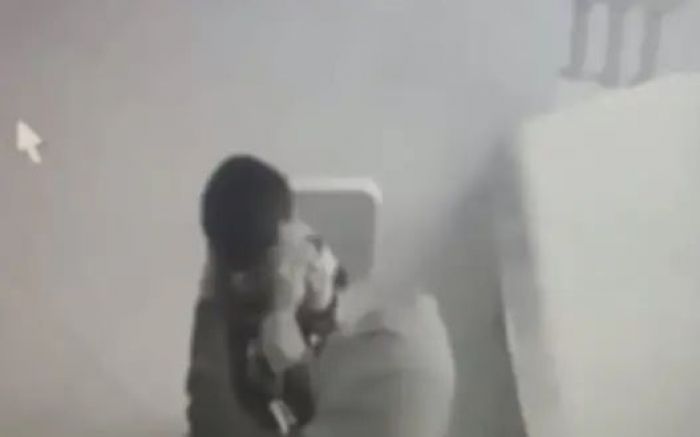 Алматыда балабақша тәрбиешісі баланы тұншықтырған сәті видеоға түсіп қалған