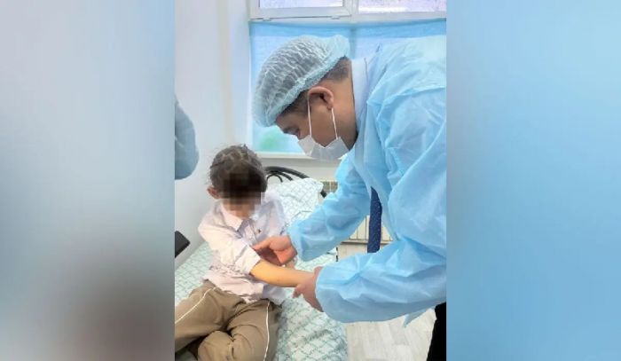 Қобдада 4-сынып оқушысы сатып алған Қытайдың лобстер тәттісінен мектептегі балалар жаппай уланған