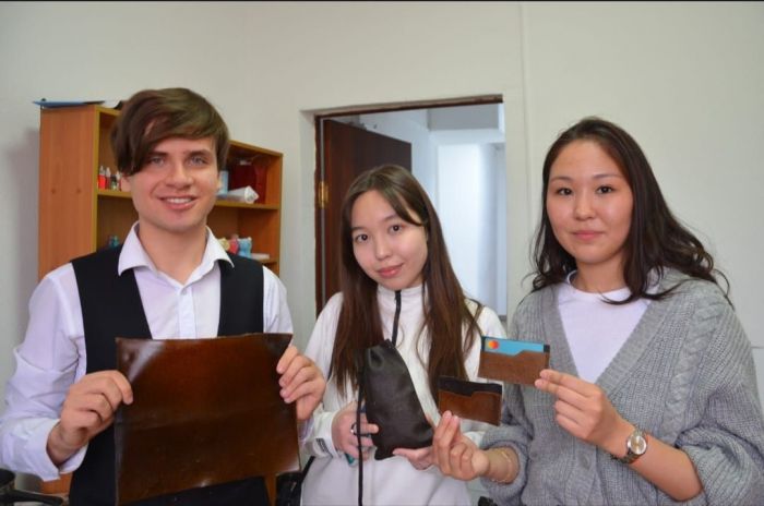 ​Атыраулық студенттер қамыс пен тамақ қалдықтарынан фитоқабат жасайды