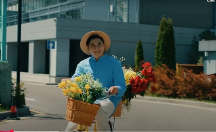 "Дарите женщинам цветы" әнін орындаушының Латвияға кіруіне тыйым салынды