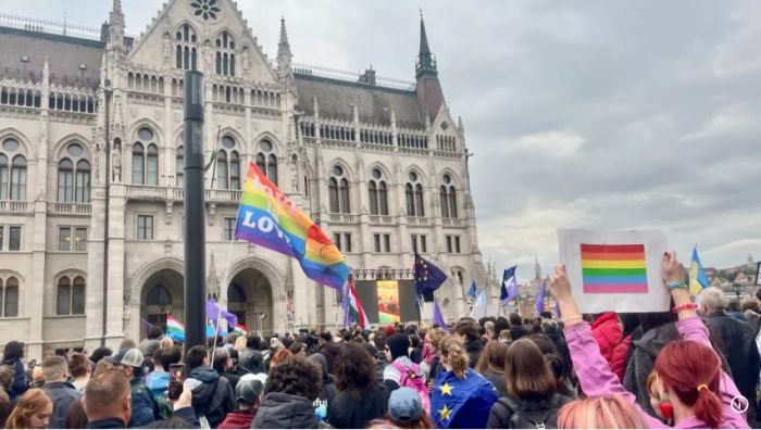 Венгрия парламенті Конституцияға тек екі жынысты мойындайтын түзетуді қабылдады