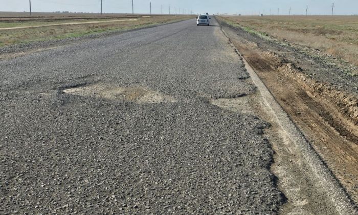 «Жолдың жөнделгені осы ма?»: тұрғындар Атырау-Индер трассасындағы мердігерді ауыстыруды талап етуде