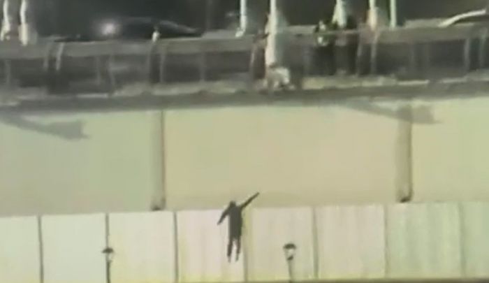 ​Астанада полицей ер адамды құтқарып қалды 